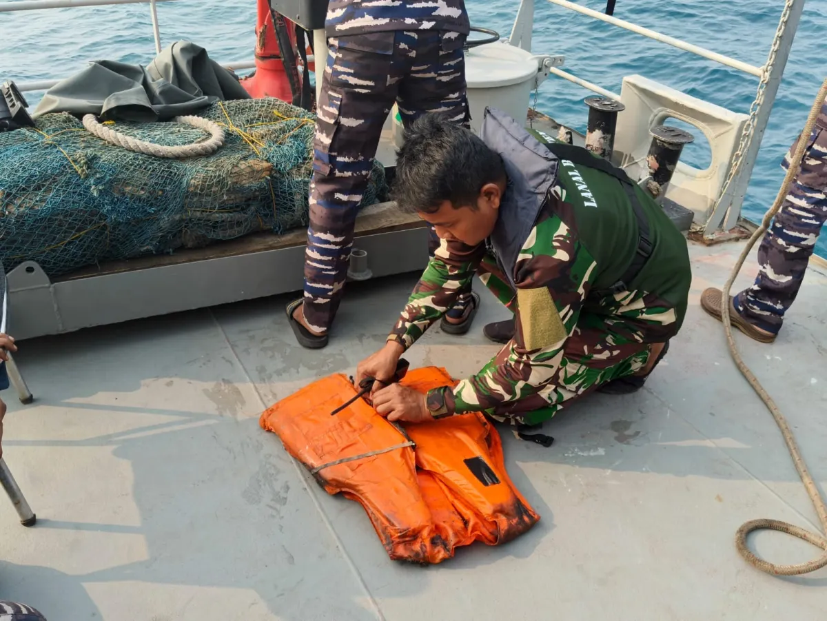 Anggota TNI AL menemukan pelampung dalam proses pencarian terhadap 5 jurnalis.