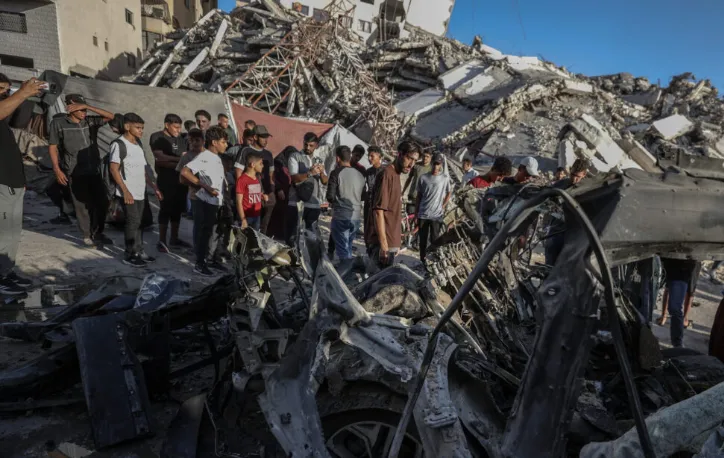Warga Palestina memeriksa kendaraan yang rusak parah akibat serangan pesawat tak berawak (UAV) Israel di Persimpangan Industri di Kota Gaza, Gaza, Palestina pada 27 September 2026.