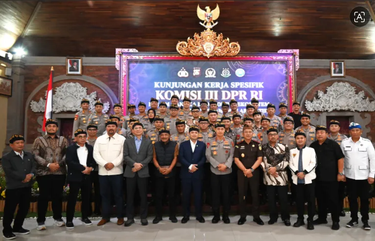 Wakil Ketua Komisi III DPR RI Dede Indra Permana Soediro didampingi Anggota Komisi III, berfoto Bersama jajaran Polda Bali usai melakukan rapat kerja.