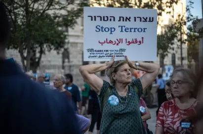 Para aktivis Israel berkumpul di Lapangan Paris di Yerusalem Barat, memprotes serangan pemukim Yahudi Israel terhadap warga Palestina, di Tepi Barat, Palestina pada 2 September 2026.