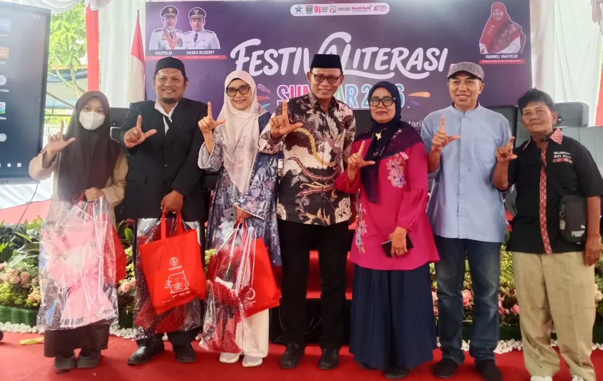 Para pemenang puisi terbaik dan panitia SATUPENA Padang.
