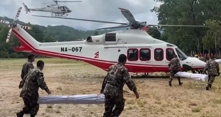 Tim Angkatan Darat Nepal menggunakan helikopter untuk bantuan.