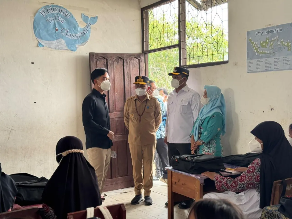 Wapres Gibran menaruh perhatian pada kesiapan sekolah dalam menyesuaikan kegiatan pembelajaran dengan kondisi di lapangan.