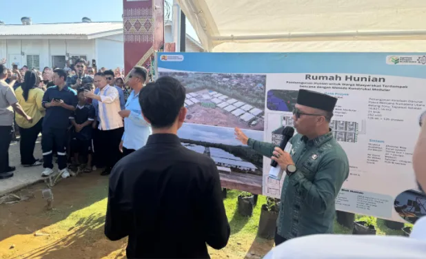 Wapres Gibran Rakabuming meninjau Hunian Sementara (Huntara) Desa Napa, Kabupaten Tapanuli Selatan, Sumatra Utara.