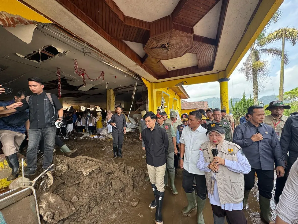 Gibran Rakabuming meninjau sejumlah infrastruktur dan fasilitas publik yang terdampak banjir bandang di Kabupaten Solok, Sumatra Barat.