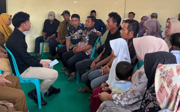 Gibran Rakabuming menemui orang tua siswa yang anak-anaknya terdampak dugaan keracunan makanan di SDN Pasusukan, Kecamatan Bawang, Kabupaten Batang.
