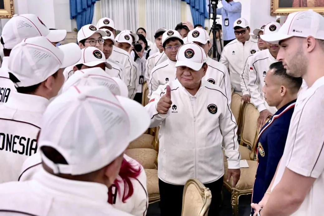 Presiden Prabowo berbicara dengan para atlet.
