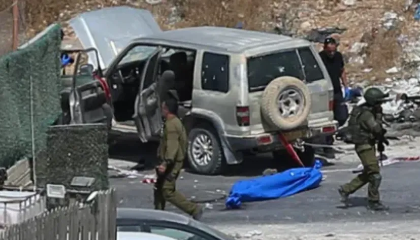 Tentara dan kendaraan militer Israel dikerahkan di dekat pintu masuk Bani Naim, sebelah timur Hebron, Tepi Barat.