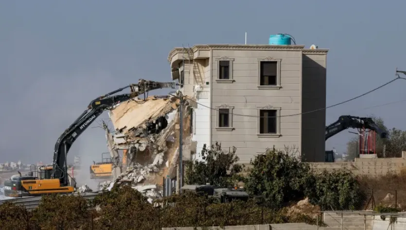 Penghancuran rumah warga Palestina oleh Zionis Israel.