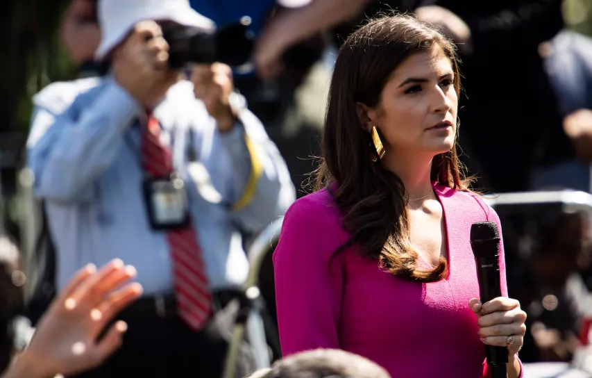 Kaitlan Collins dari CNN mengajukan pertanyaan kepada Presiden Donald Trump selama konferensi pers di Rose Garden pada tahun 2018.