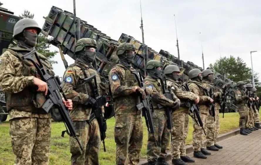 Baterai rudal Patriot dan krunya.
