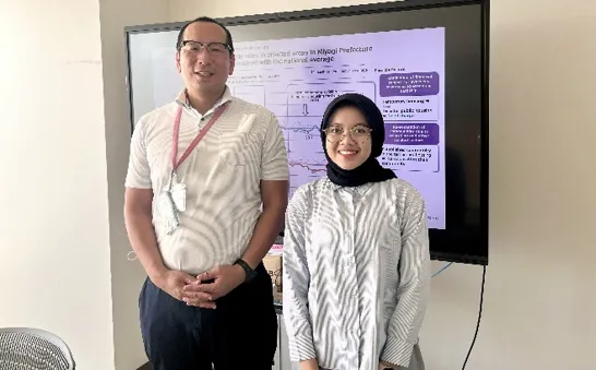 Azkiya Alika Putri Ahmudi bersama Dr. Masatsugu Orui setelah sesi pembelajaran Disaster Public Health di Tohoku University.