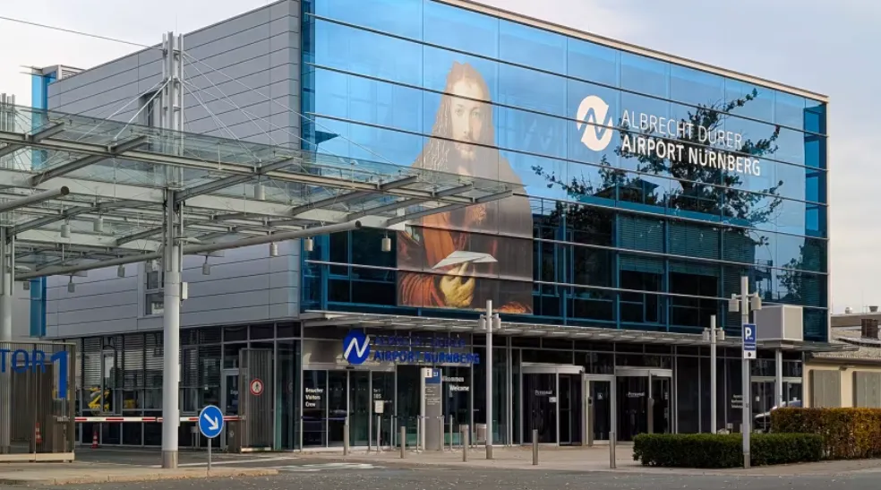 Fasad kaca di Bandara Albrecht Duerer di Nuremberg, Jerman, pada 19 Oktober 2025.