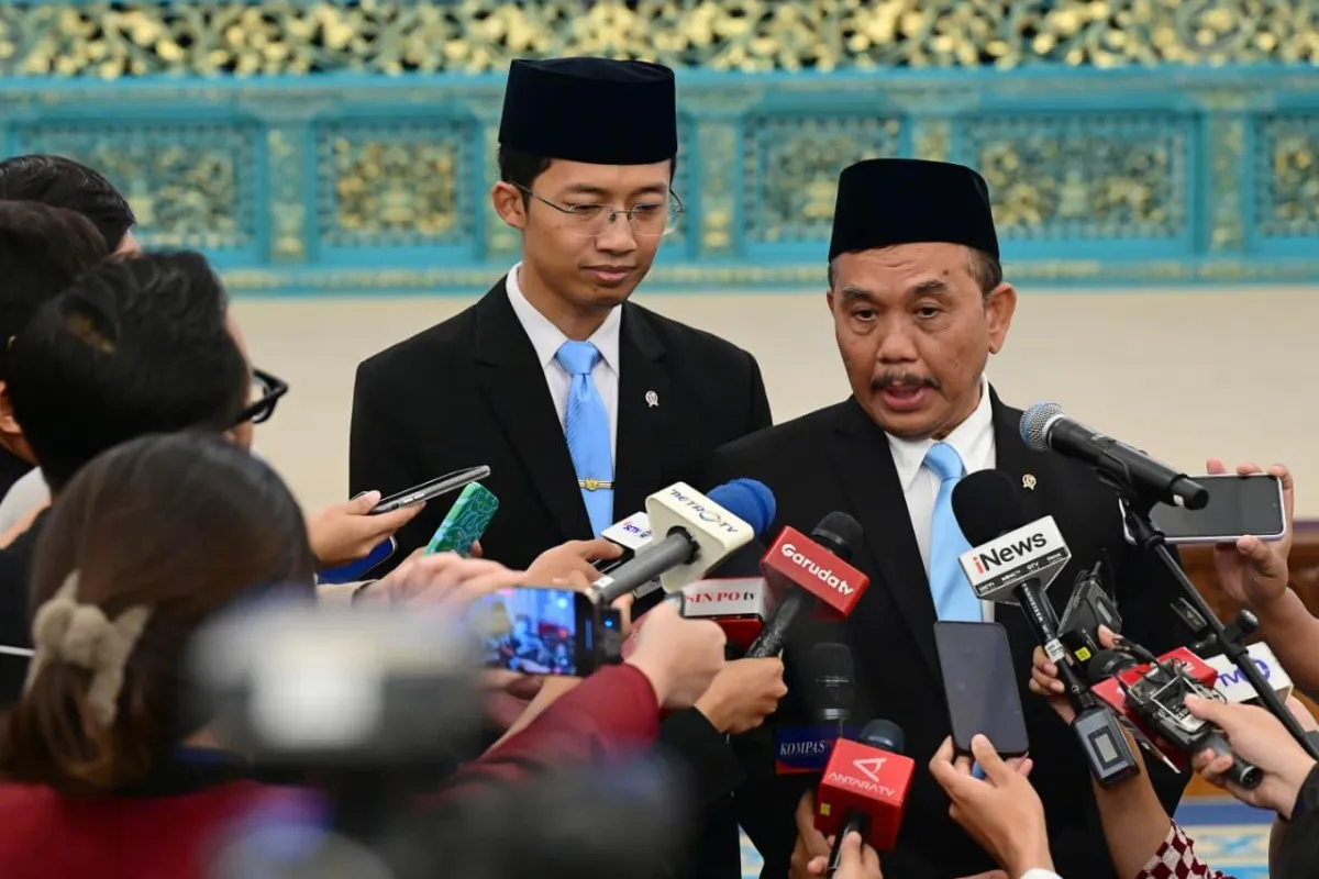 Syahganda Nainggolan memberi keterangan pada wartawan.