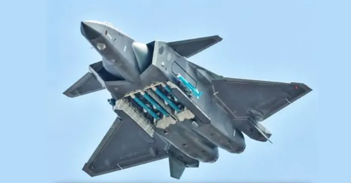 Pesawat tempur siluman Chengdu J-20.