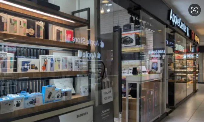 Warga Iran masih bisa mendapatkan ponsel terbaru di tempat-tempat seperti Charsou Mall di Teheran, tetapi harus membayar harga yang lebih mahal.