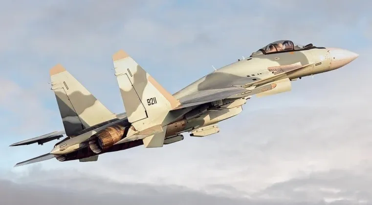 Jet tempur Sukhoi Su-35 buatan Rusia.