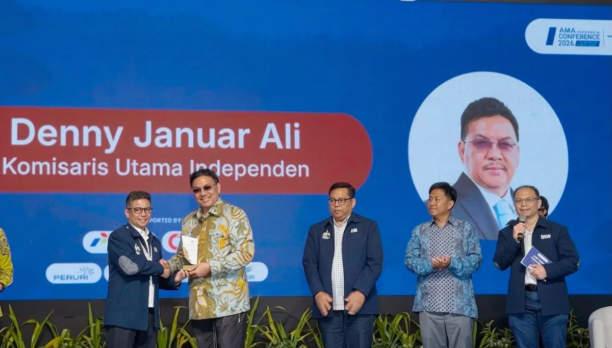 Penyerahan penghargaan untuk Denny JA.
