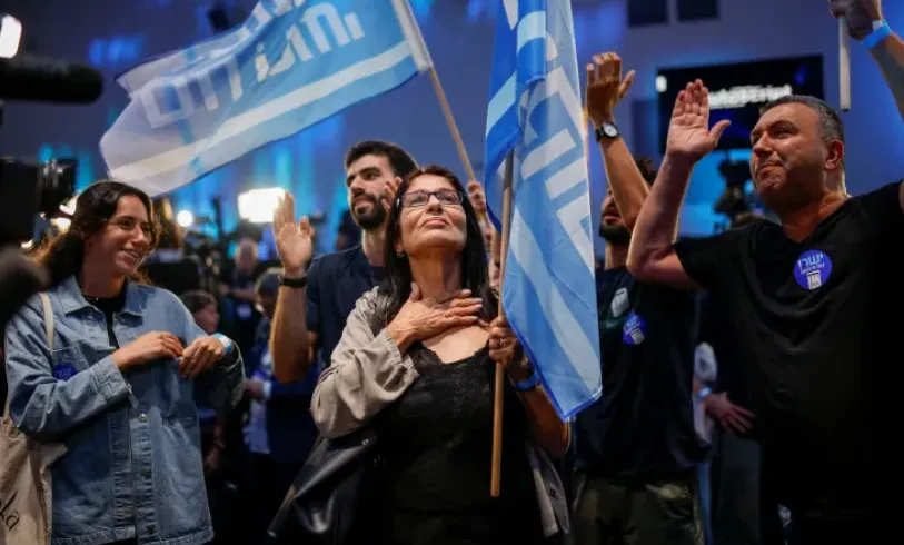 Para pendukung mantan kepala militer Gadi Eisenkot, pemimpin partai Yashar, bereaksi terhadap hasil jajak pendapat di Tel Aviv, Israel, pada 27 Oktober 2026.