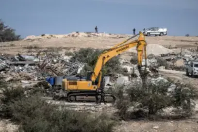 Pasukan Israel menghancurkan bangunan dan masjid di desa Badui Umm al-Hiran, tempat perintah evakuasi dan pembongkaran telah dikeluarkan untuk pembangunan permukiman Yahudi, di Wilayah Negev, pada 14 November 2024.