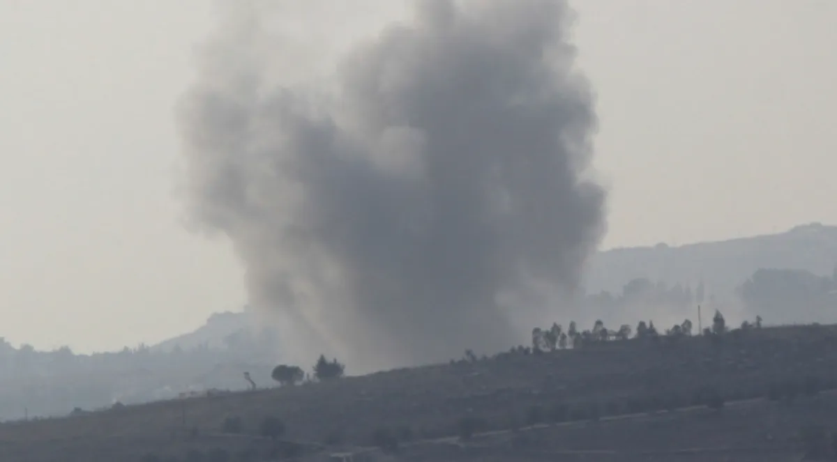 Asap mengepul dari area tersebut setelah serangan Israel di Kfar Tebnit di Provinsi Nabatieh, Lebanon pada 24 Oktober 2026.