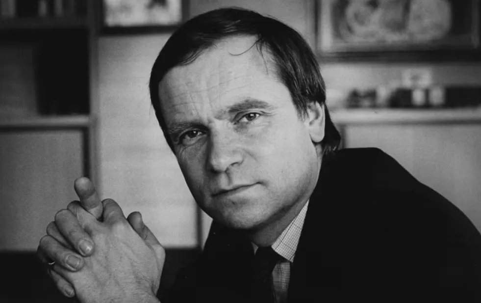 Potret politisi dan penulis Jeffrey Archer di ruang duduknya, Maret 1984.