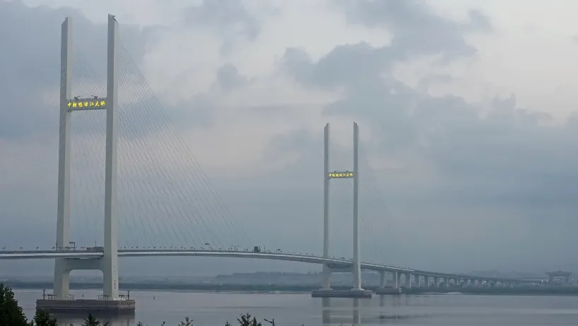 Foto ini diambil dari kota Dandong di timur laut China, menunjukkan Jembatan Sungai Yalu Baru antara China dan Korea Utara pada hari pembukaannya, 15 Oktober 2026.