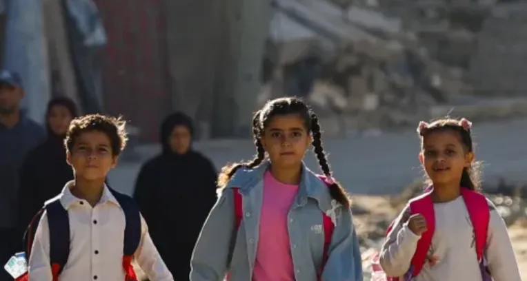 Anak-anak Palestina di tengah reruntuhan Gaza.