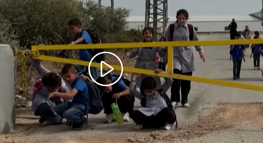 Anak-anak Palestina di Jenin harus merangkak di bawah gerbang militer Israel untuk pergi dan pulang sekolah.  Pembatasan itu mengganggu pendidikan bagi 24.500 siswa Palestina di Tepi Barat tahun ini.