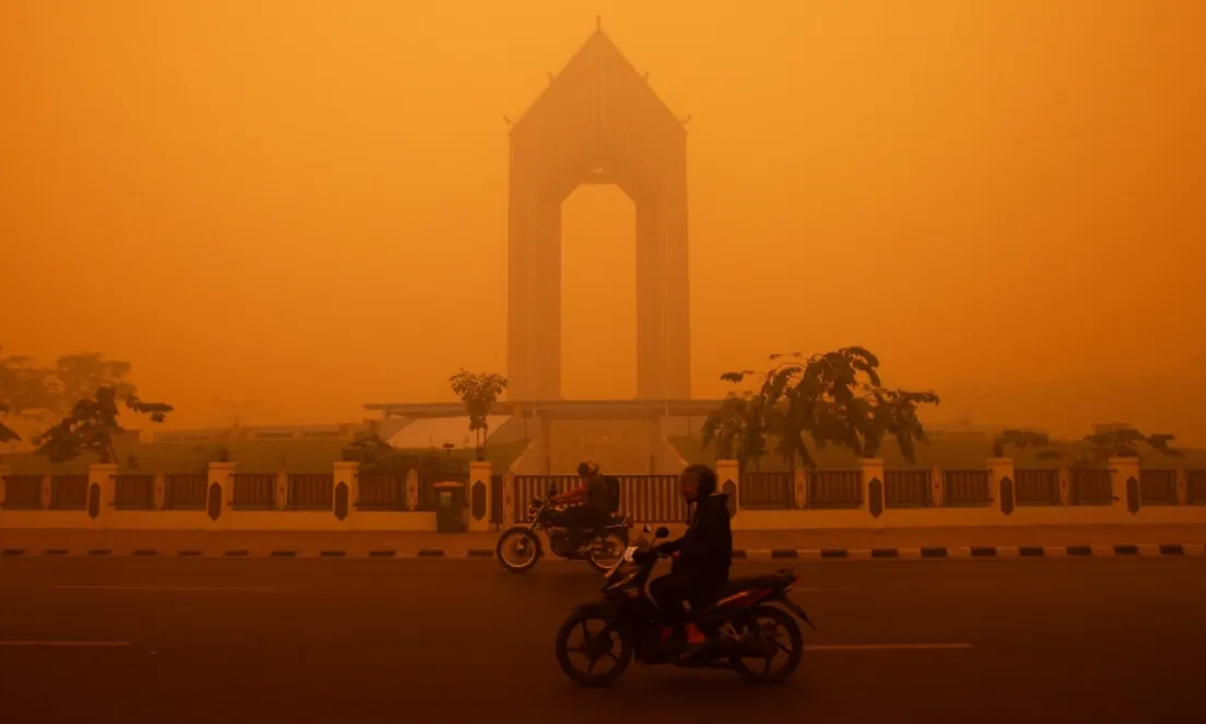 Kabut asap di kota Palangkaraya.