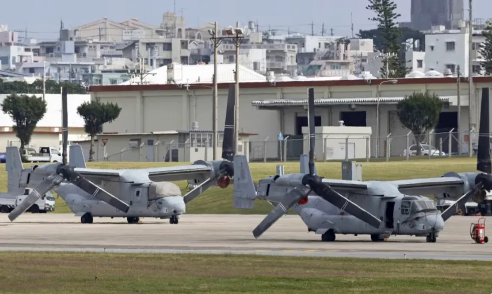 Foto yang diambil pada tahun 2023, menunjukkan pesawat tempur MV-22 Osprey milik militer AS yang diparkir di Pangkalan Udara Korps Marinir AS Futenma di Ginowan, Okinawa, Jepang.