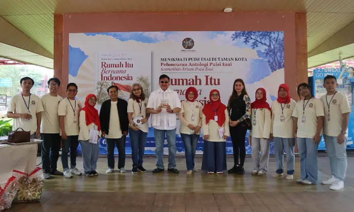 Denny JA bersama para partisipan acara Menikmati Puisi Esai di Taman Kota.