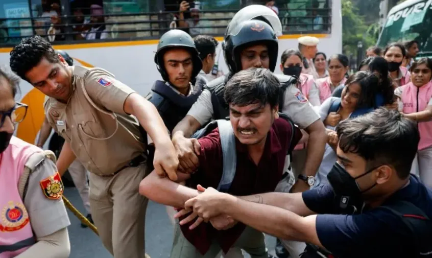 Ratusan pengunjuk rasa 'Kecoa' ditahan di Delhi.