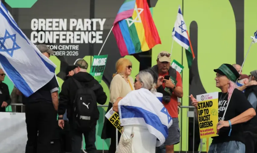 Sebuah demonstrasi pro-Israel selama Hari Kedua Konferensi Partai Hijau di Brighton Centre di Brighton, Inggris, pada 3 Oktober 2026.