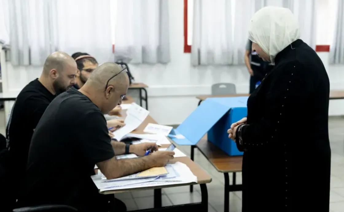 Seorang wanita Arab-Israel memberikan suara dalam pemilihan umum Israel pada 27 Oktober 2026 di Umm al-Fahm, Israel.