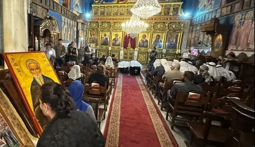 Orang-orang berkumpul selama upacara pemakaman untuk dua wanita Kristen Palestina di Gereja Ortodoks Yunani St. Porphyrios di Kota Gaza, Palestina pada 3 Oktober 2026.