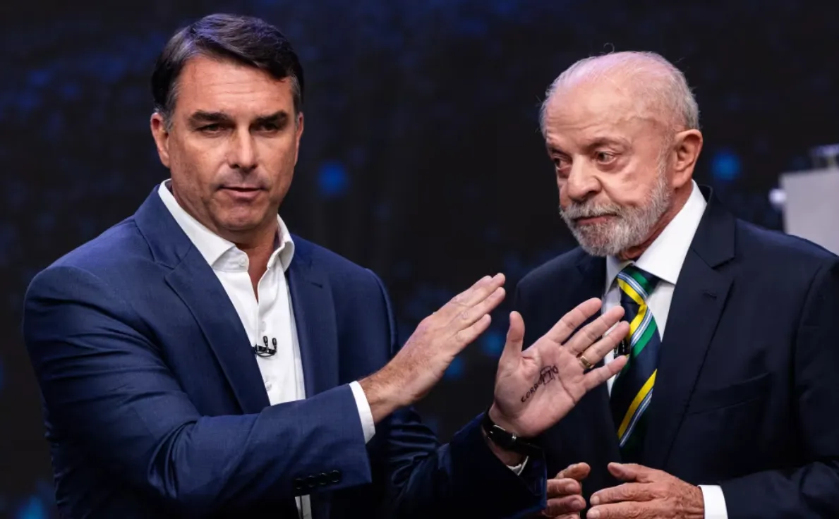 Flávio Bolsonaro, kandidat presiden Brasil, kiri, dan Luiz Inácio Lula da Silva, presiden Brasil, selama debat presiden pada hari Minggu, 18 Oktober.