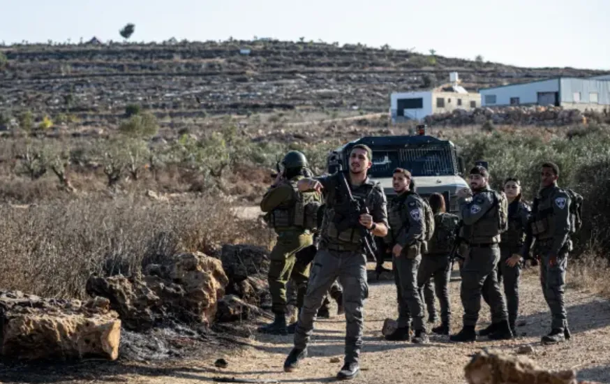Seorang tentara Israel menembakkan granat gas air mata ke arah pemetik zaitun Palestina selama panen zaitun pada 17 Oktober 2026 di Abu Falah, Tepi Barat.