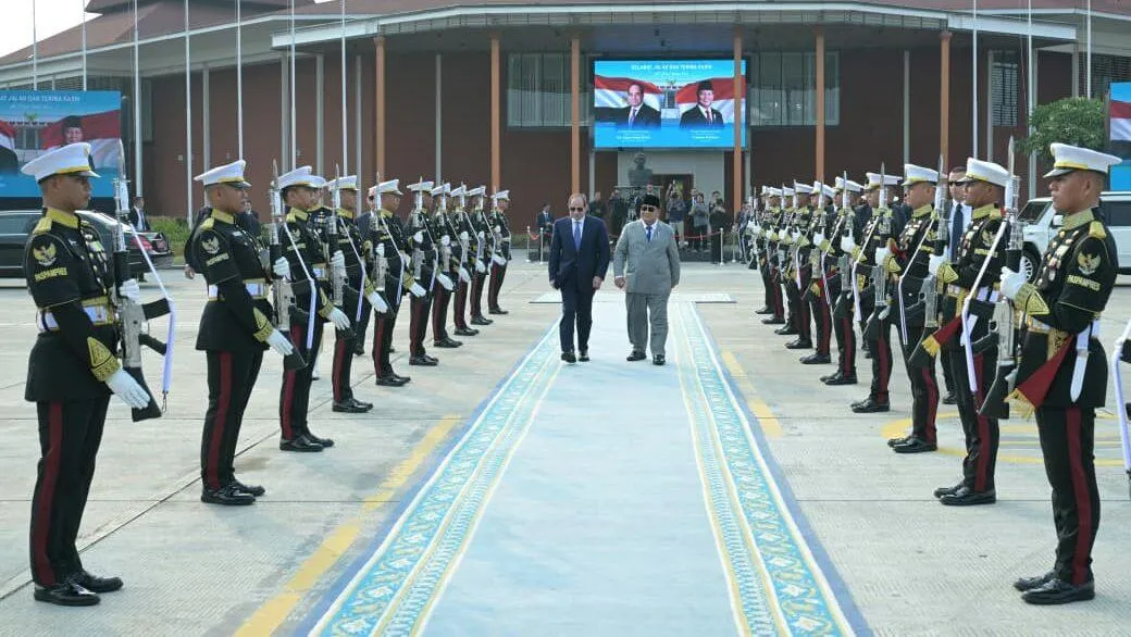 Presiden El-Sisi dan Prabowo melewati barisan kehormatan.
