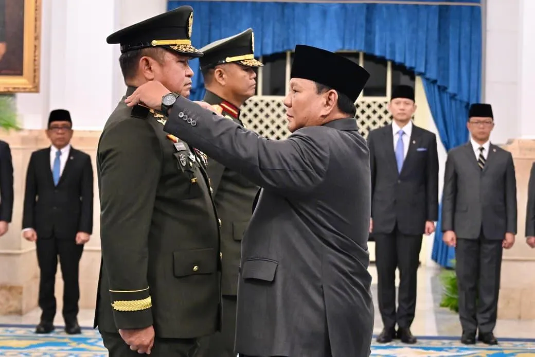 Penanggalan dan penyematan tanda pangkat dan tanda jabatan oleh Presiden Prabowo.