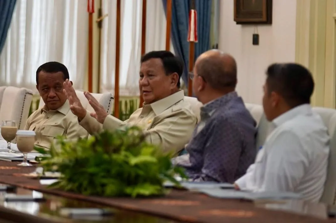 Presiden Prabowo dalam rapat terbatas di Istana Merdeka.