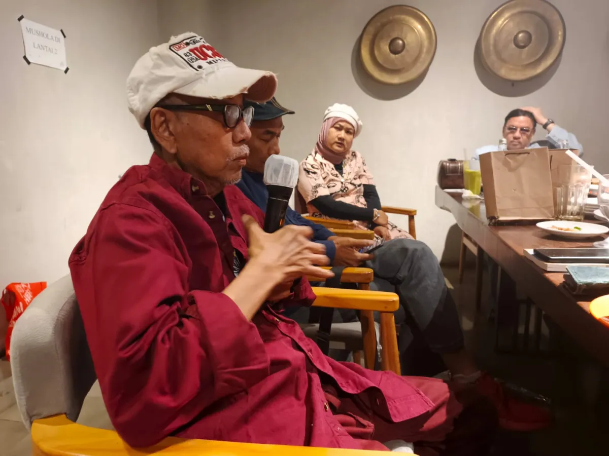 Isti Nugroho dalam acara peringatan ulang tahun sahabat.