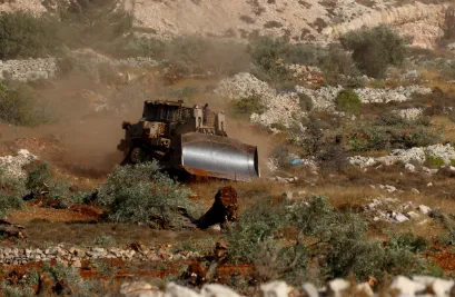 Mesin berat militer Israel, didampingi oleh tentara Israel, mencabut puluhan pohon zaitun di desa Kafr Malik, sebelah timur Ramallah di Tepi Barat, Palestina pada 14 Oktober 2026.
