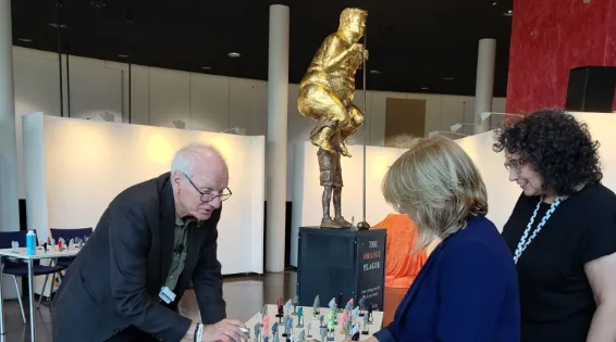 Karya seni berjudul “Wabah Oranye” ini telah dipasang di Strasbourg, Prancis, tempat kedudukan resmi Parlemen Eropa.