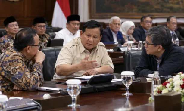 Ilustrasi Pratikno, Prabowo, dan Rocky Gerung sedang berdiskusi serius.