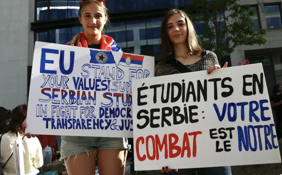 Aktivis mahasiswa Serbia melakukan aksi protes.