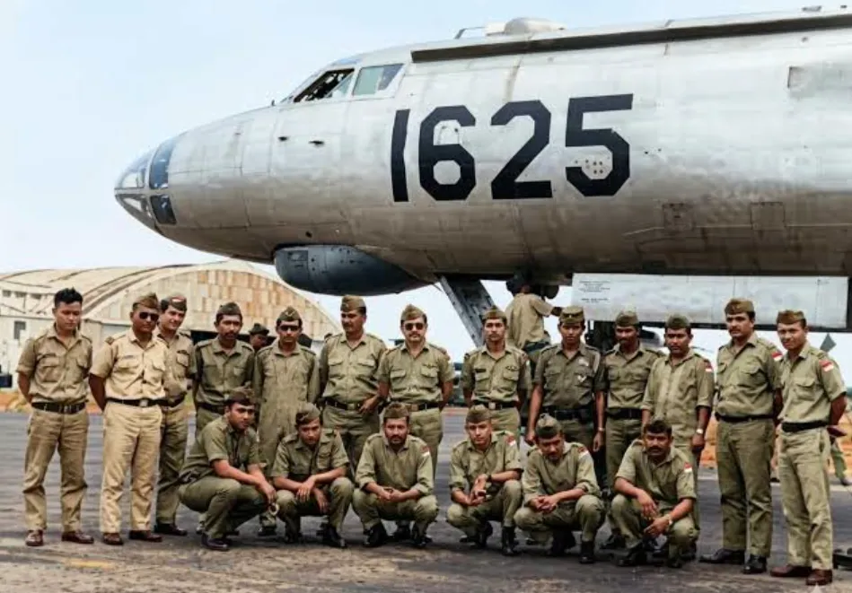 Pesawat pembom Tupolev Tu-16 Badger A milik Indonesia dan awaknya.
