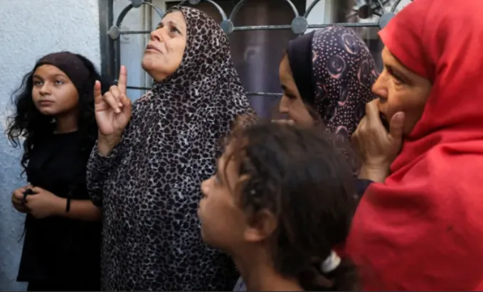 Warga berduka atas kematian warga Palestina yang tewas dalam serangan udara Israel di Kota Gaza, 10 Oktober 2026.