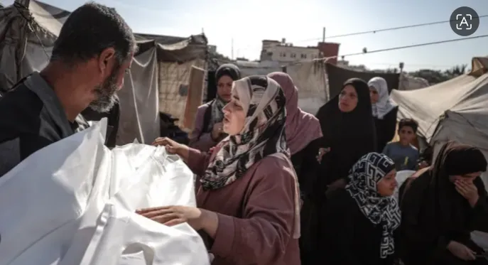Kerabat dari Misk al-Delou, anak Palestina berusia 7 tahun yang terbunuh menyusul serangan Israel di kamp pengungsi Maghazi, berduka saat menerima jenazahnya dari RS Syuhada al-Aqsa untuk pemakaman di Deir al-Balah, Gaza, Palestina, pada 18 Oktober 2026.