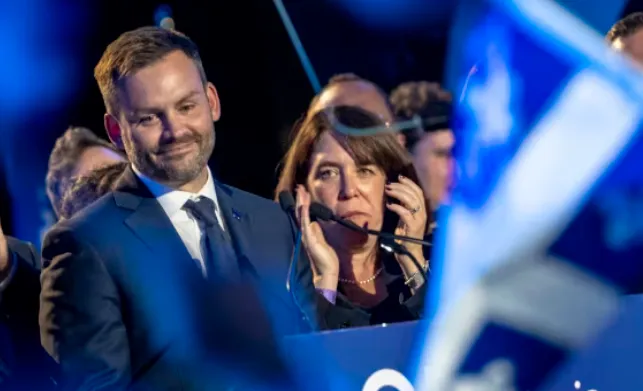 Pemimpin Partai Quebecois (PQ), Paul St-Pierre Plamondon berpidato setelah memenangkan pemilihan untuk menjadi perdana menteri Quebec berikutnya, di Montreal, Quebec, Kanada.